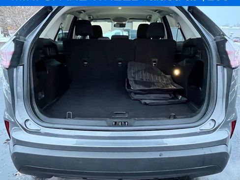 Used 2021 Ford Edge SE image 4