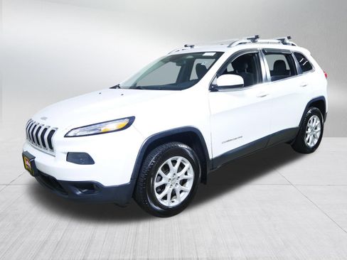 Used 2017 Jeep Cherokee Latitude w/ Cold Weather Group AWD/4WD image 3