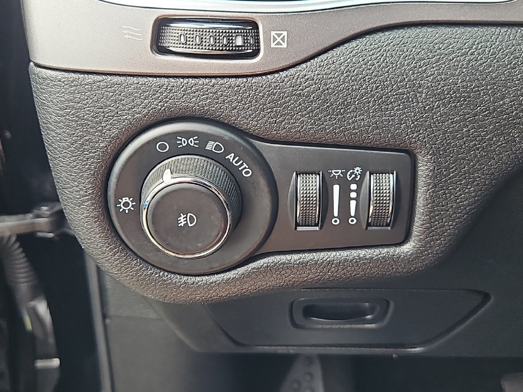 Used 2021 Jeep Cherokee Latitude Plus AWD/4WD image 17