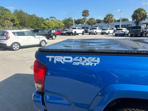 Used 2017 Toyota Tacoma TRD Sport w/ Tow Package AWD/4WD image 11