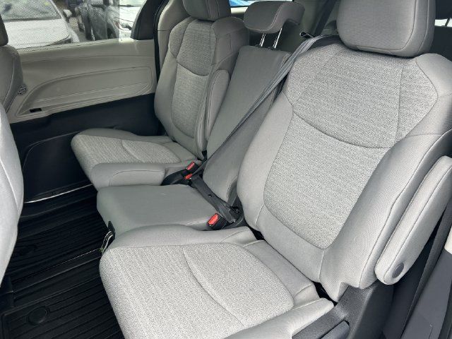 Used 2024 Toyota Sienna LE AWD/4WD image 29