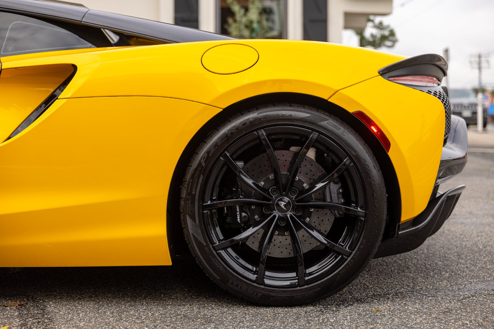 Used 2023 McLaren Artura RWD image 22