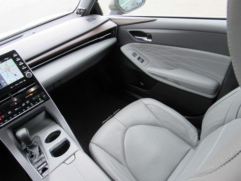 Used 2019 Toyota Avalon Limited image 38