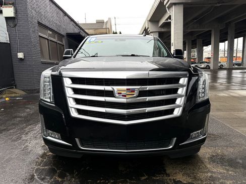 Used 2018 Cadillac Escalade Luxury AWD/4WD image 2