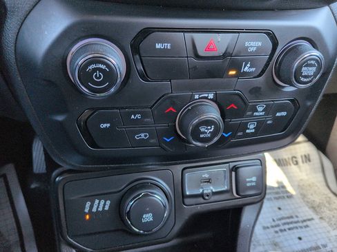 Used 2022 Jeep Renegade Limited AWD/4WD image 20