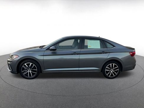 Used 2025 Volkswagen Jetta SE image 9