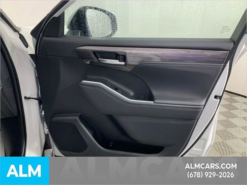 Used 2023 Toyota Highlander Platinum image 38
