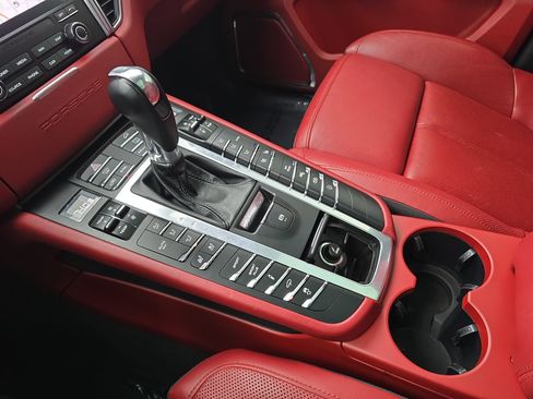 Used 2017 Porsche Macan Turbo image 25