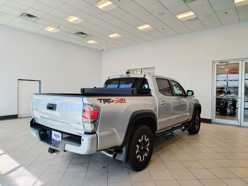 Used 2022 Toyota Tacoma TRD Off-Road w/ TRD Premium Off Road Package AWD/4WD image 2