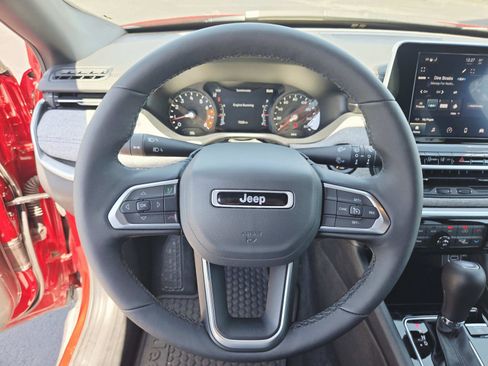 Used 2025 Jeep Compass Latitude w/ Sun & Sound Group AWD/4WD image 21
