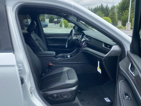 New 2025 Jeep Grand Cherokee L Limited w/ Luxury Tech Group II image 30