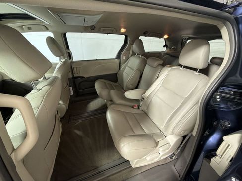Used 2018 Toyota Sienna XLE image 25