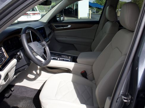 Used 2024 Volkswagen Atlas SE AWD/4WD image 11