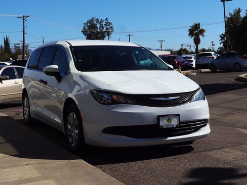 Used 2020 Chrysler Voyager L image 14