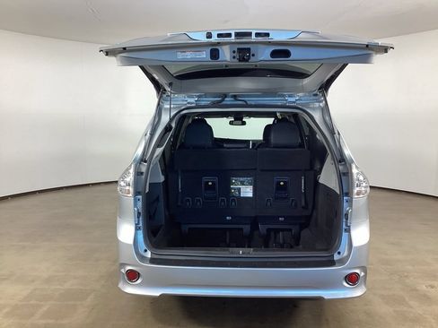 Used 2020 Toyota Sienna SE FWD image 12