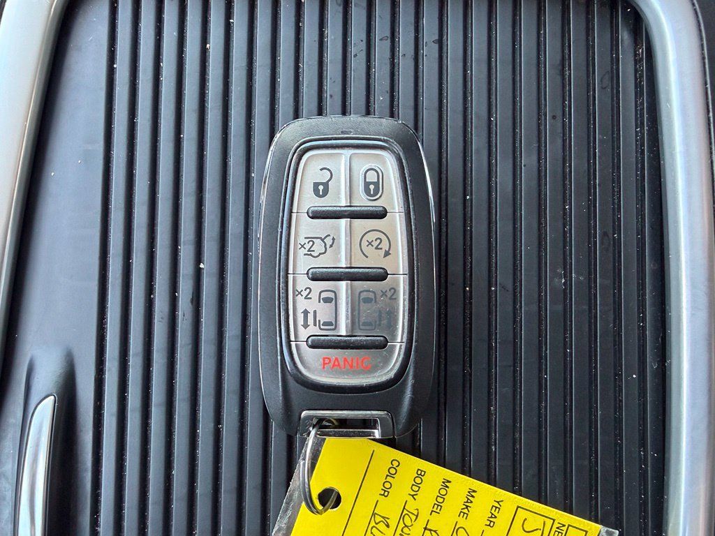 Used 2024 Chrysler Pacifica Touring-L FWD image 29