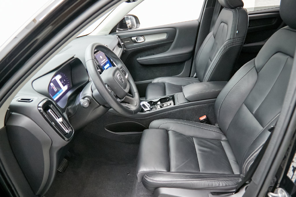 Certified 2023 Volvo XC40 B5 Ultimate w/ Protection Package Premier AWD/4WD image 17