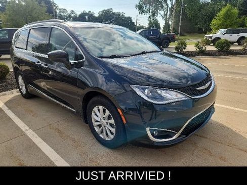 Used 2017 Chrysler Pacifica Touring-L FWD image 1