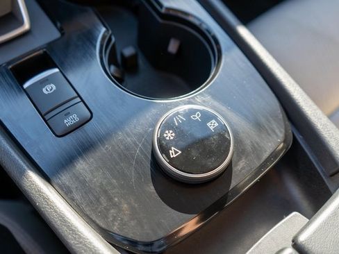 Certified 2025 Nissan Rogue SV image 33