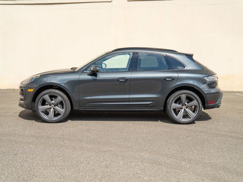 Certified 2025 Porsche Macan image 2