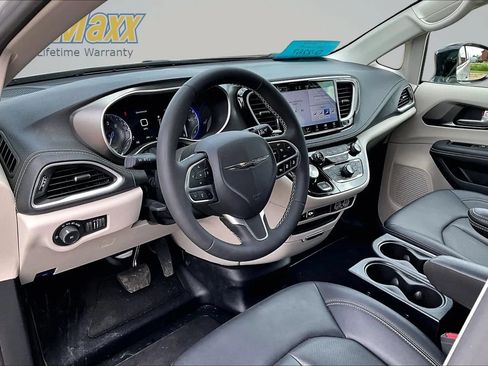 Used 2024 Chrysler Pacifica Touring-L FWD image 16