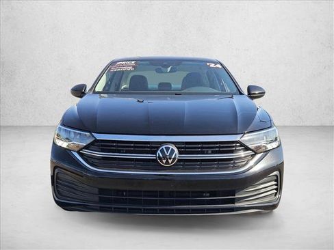 Used 2024 Volkswagen Jetta SE FWD image 2