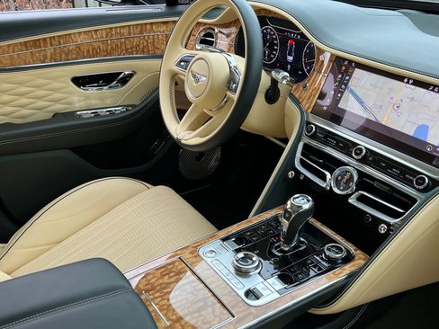 Used 2022 Bentley Flying Spur V8 image 2