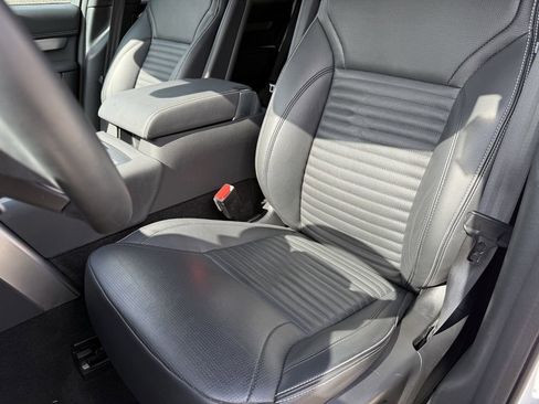 Used 2024 Land Rover Discovery Dynamic SE image 36