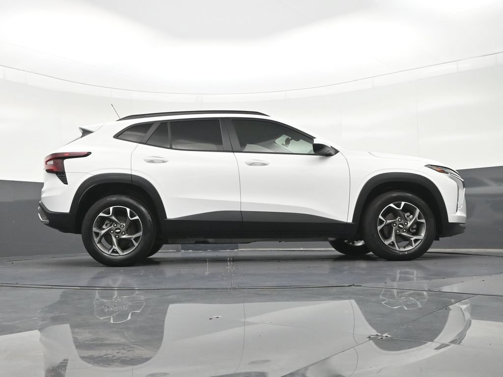 Used 2025 Chevrolet Trax LT FWD image 34