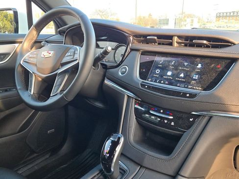 New 2025 Cadillac XT5 Luxury image 7