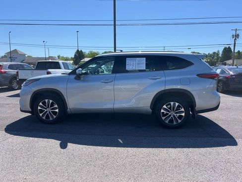 Used 2022 Toyota Highlander XLE AWD/4WD image 2
