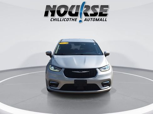 Used 2023 Chrysler Pacifica Touring-L FWD image 3