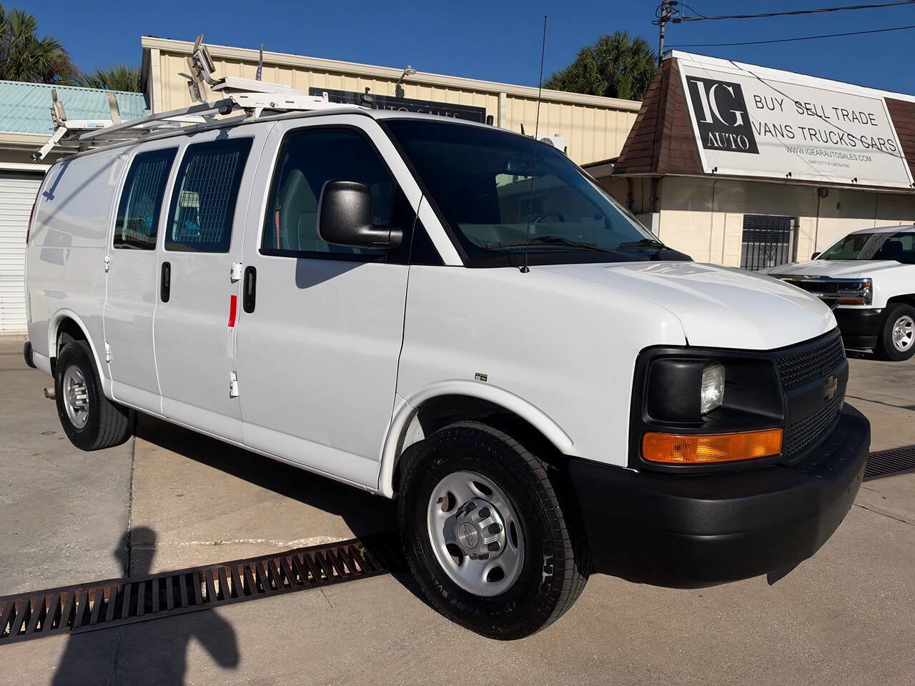 Used 2015 Chevrolet Express 2500 RWD image 2
