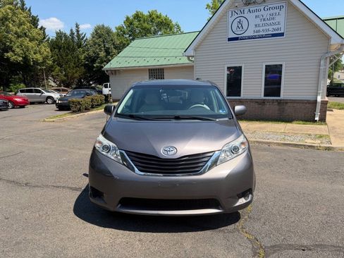 Used 2011 Toyota Sienna LE FWD image 2