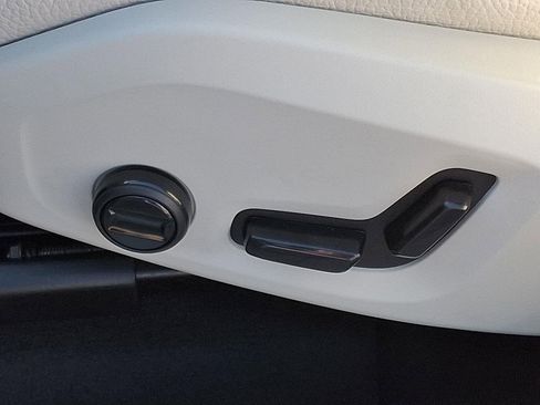 Used 2024 Volvo XC60 B5 Plus image 25