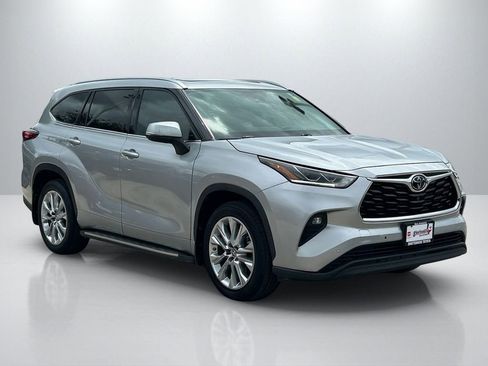 Used 2022 Toyota Highlander Limited image 3