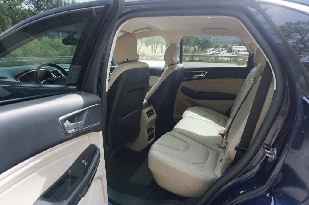Used 2017 Ford Edge Titanium w/ Technology Package FWD image 15