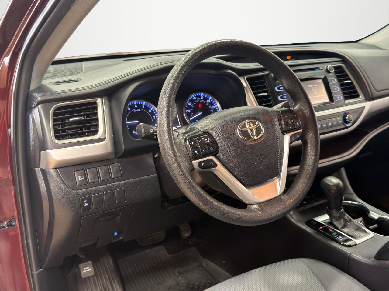 Used 2019 Toyota Highlander LE FWD image 12
