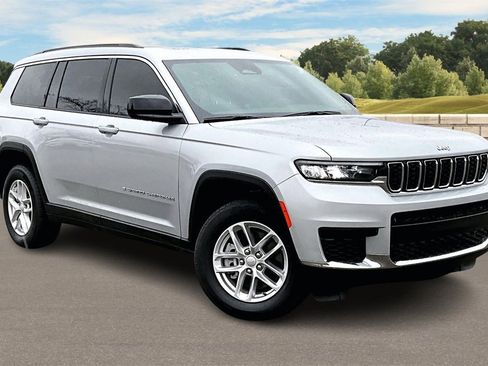 Used 2025 Jeep Grand Cherokee L Laredo w/ Luxury Tech Group I image 2