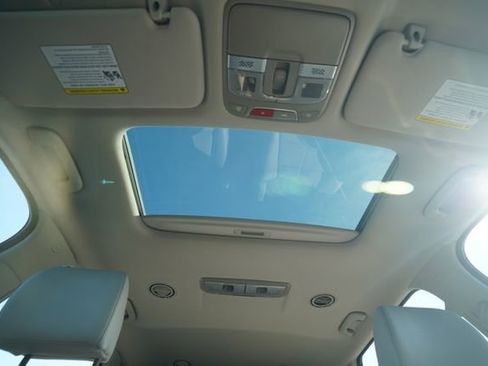 Used 2024 Kia Telluride EX w/ EX Captain's Chair Package image 11