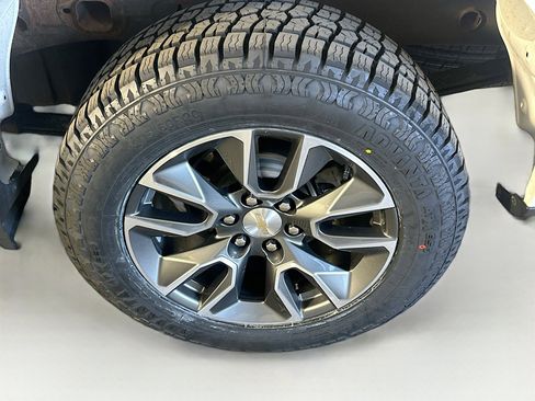 Used 2024 Chevrolet Silverado 1500 LT AWD/4WD image 11