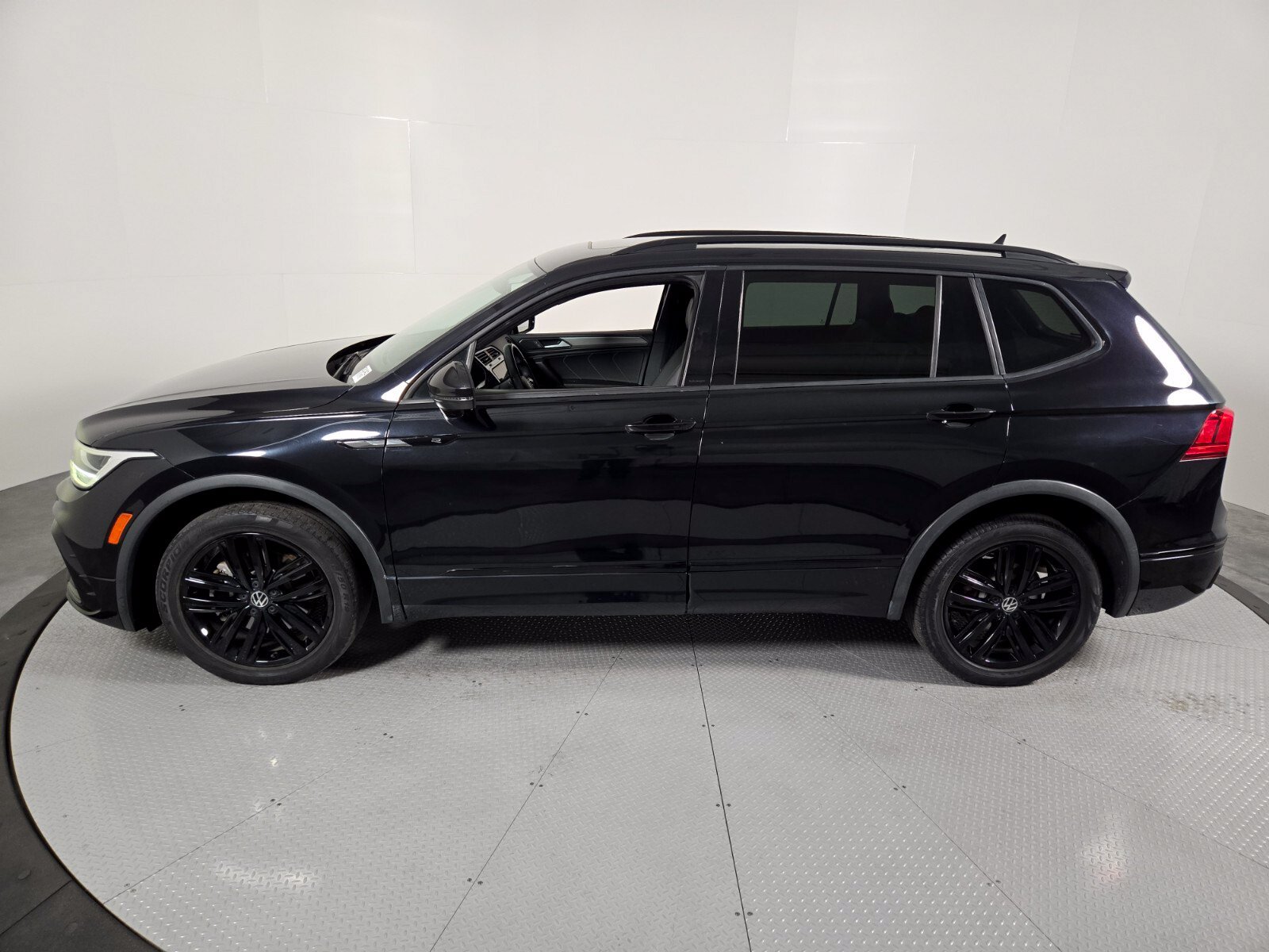 Used 2022 Volkswagen Tiguan SE R-Line FWD image 32
