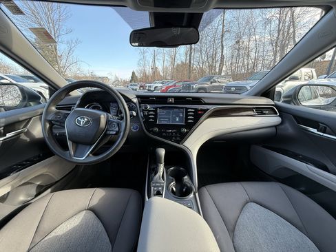 Used 2019 Toyota Camry LE image 2