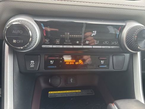 Used 2020 Toyota RAV4 Limited image 12