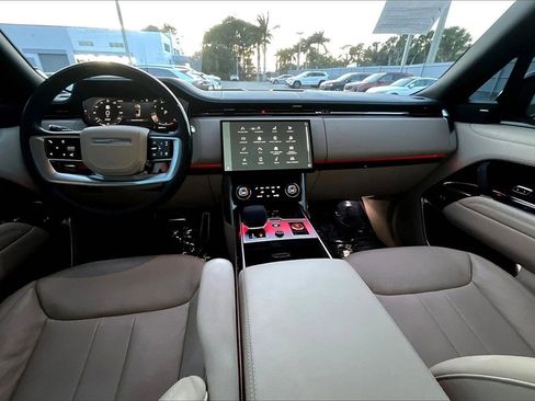 Used 2023 Land Rover Range Rover SE image 3
