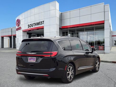 Used 2025 Chrysler Pacifica Pinnacle FWD image 5