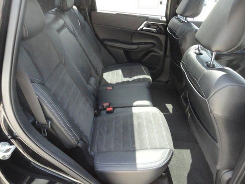 Used 2023 Mitsubishi Outlander SE image 17