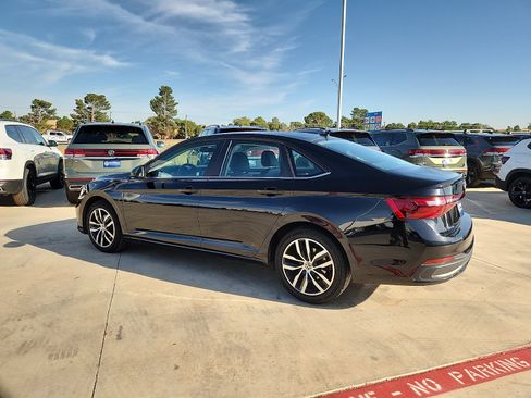 Certified 2025 Volkswagen Jetta SE FWD image 4