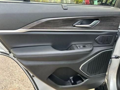 New 2025 Jeep Grand Cherokee Limited w/ Luxury Tech Group II image 23