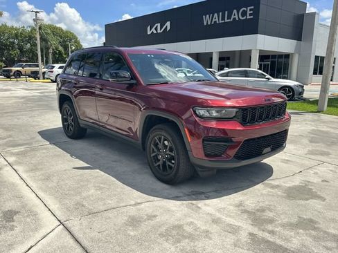 Used 2024 Jeep Grand Cherokee Altitude AWD/4WD image 4